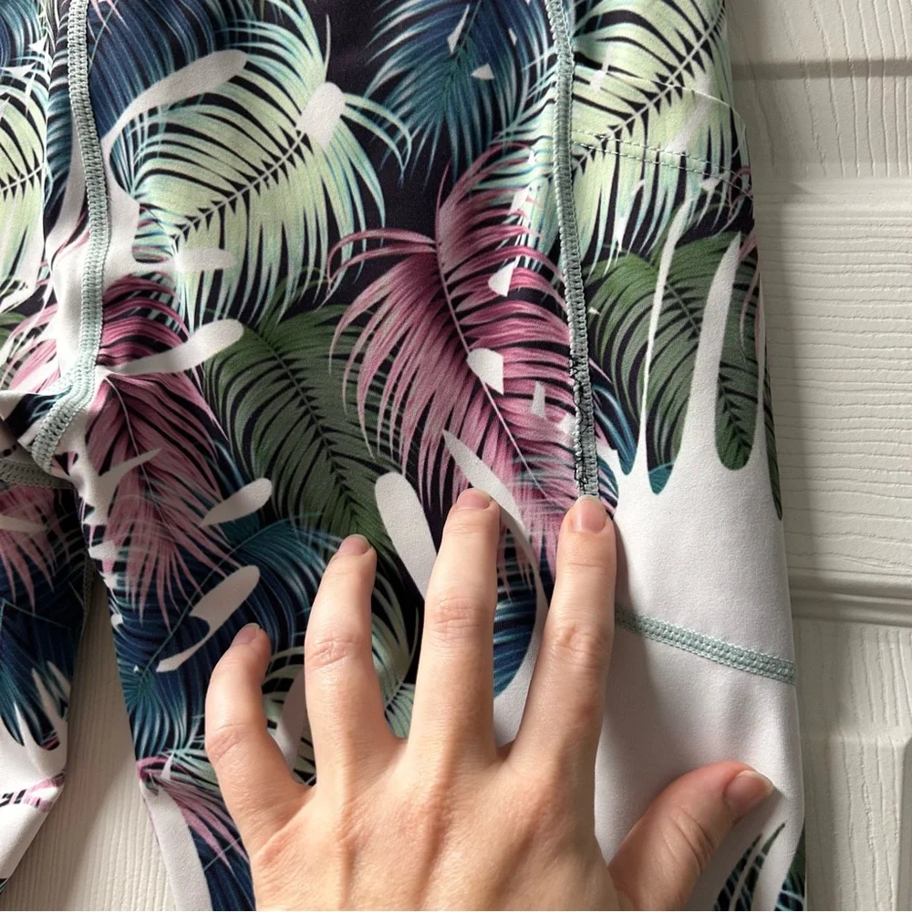 Zyia Light N Tight Hi Rise Tropical Print Leggings with pockets (M) - Picture 3 of 9